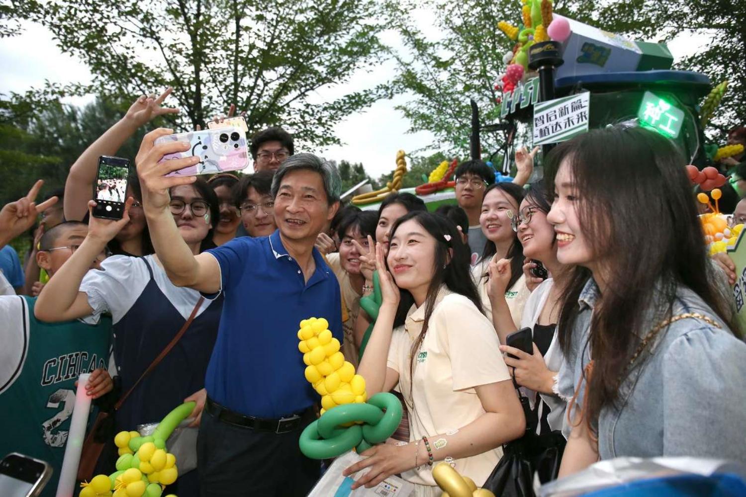 维多利亚老品牌vic3308党委书记高翅和同学们合影。侯国涛 摄