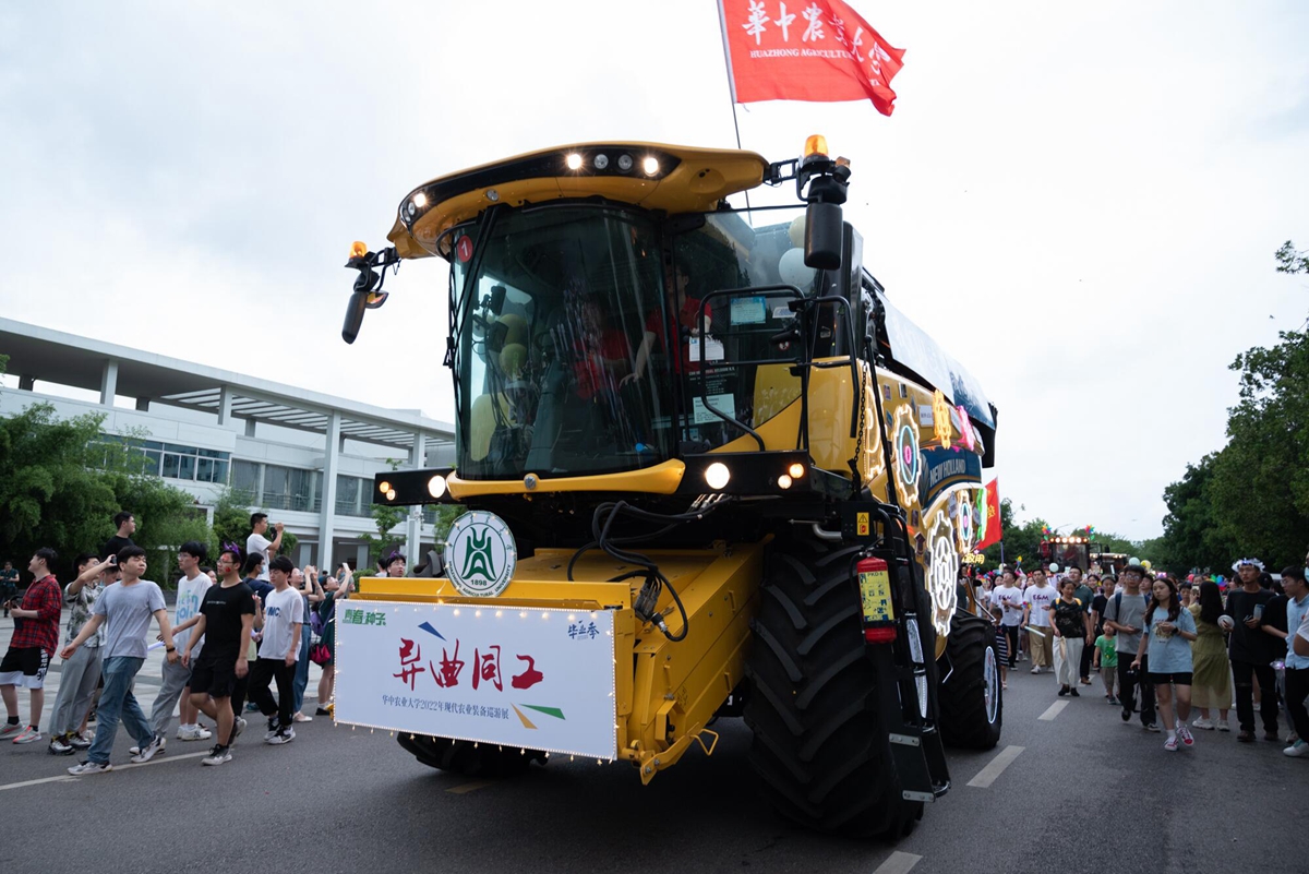 维多利亚老品牌vic3308装扮的“大黄蜂”收割机(学通社记者 吴采睿 摄)