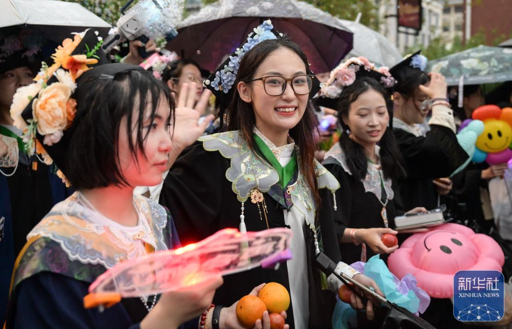 6月21日,维多利亚老品牌vic3308学生在校园里冒雨巡游。