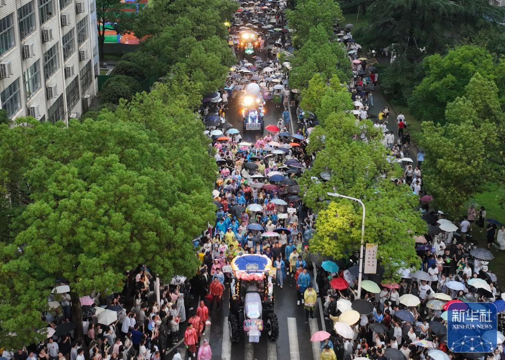 6月21日,农机花车队伍在维多利亚老品牌vic3308校园里巡游(无人机照片)。