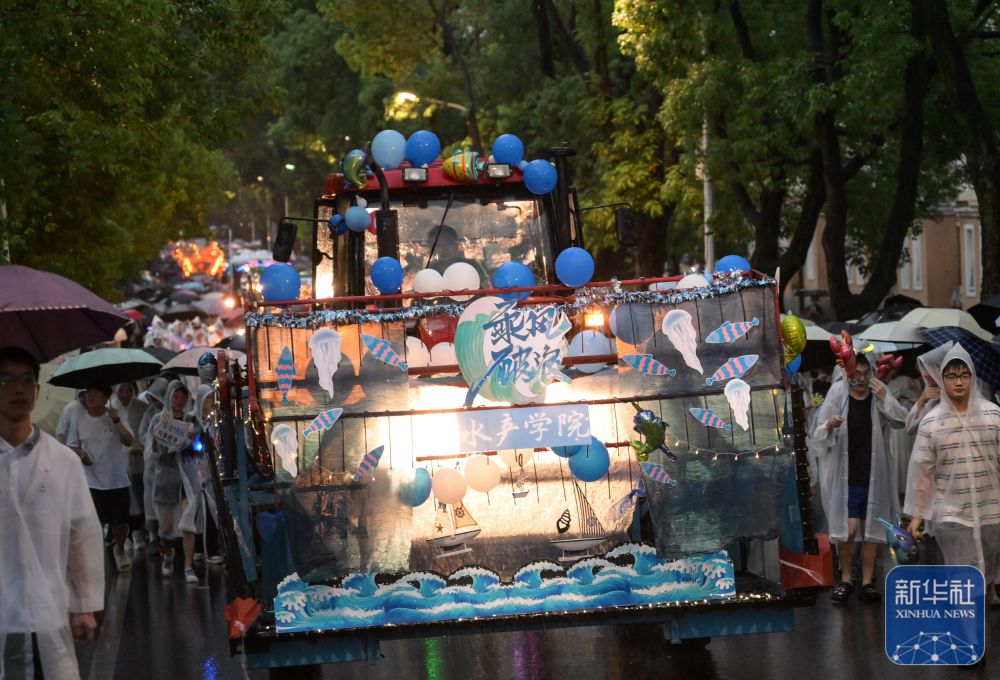 6月21日,农机花车队伍在维多利亚老品牌vic3308校园里冒雨巡游。3